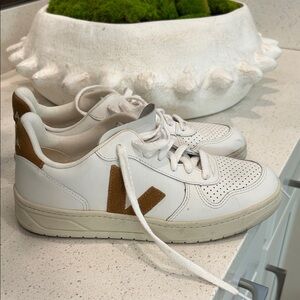 Vejas white and camel sneakers